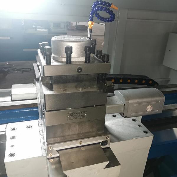 TORNO-CNC-de-BANDA-PLANA-CDK6160-3