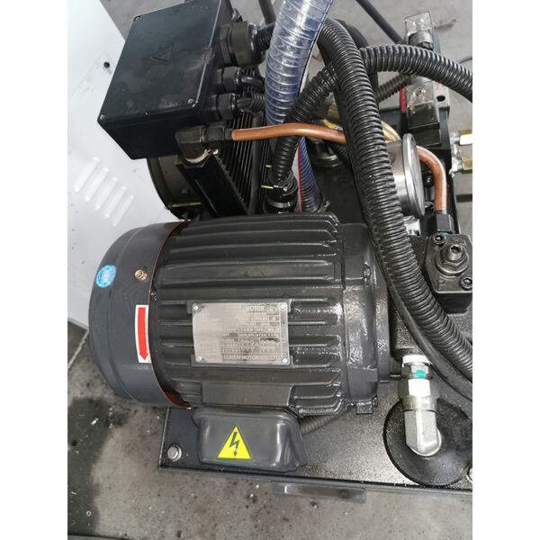 TORNO-CNC-de-BANDA-PLANA-CK6132-5