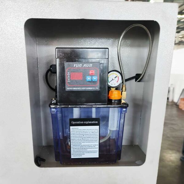TORNO-CNC-de-BANDA-PLANA-CK6140-4