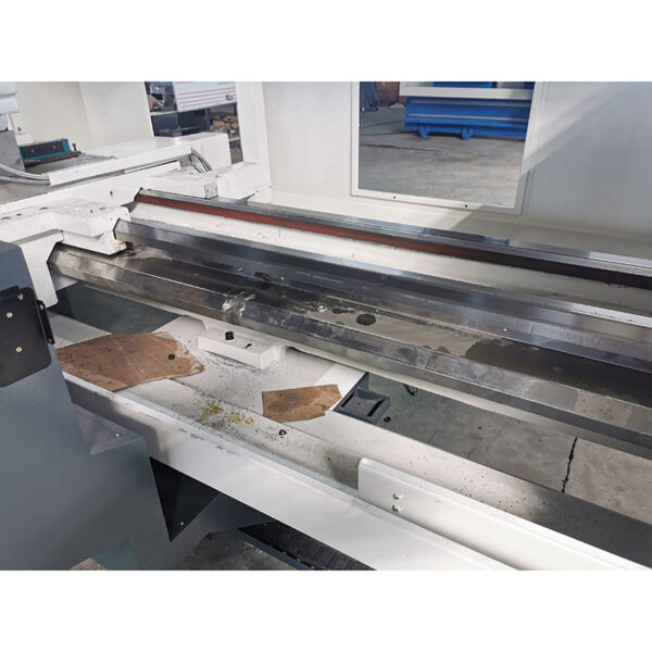 TORNO-CNC-de-BANDA-PLANA-CK6166-3