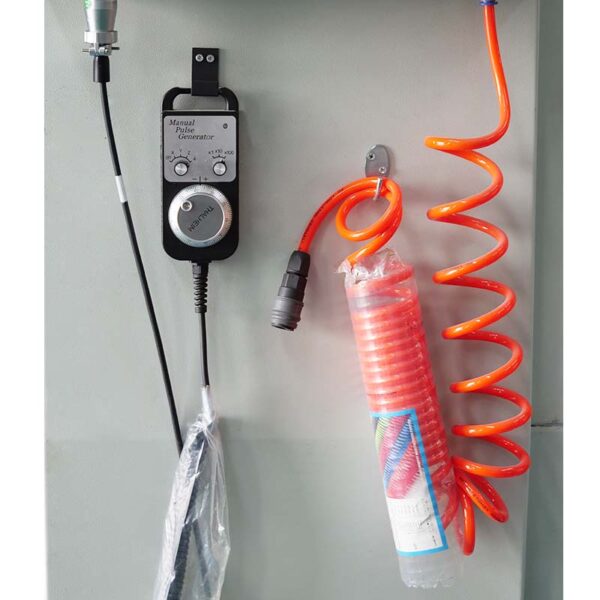 control-manual-y-accesorios-neumaticos-de-maquina-cnc